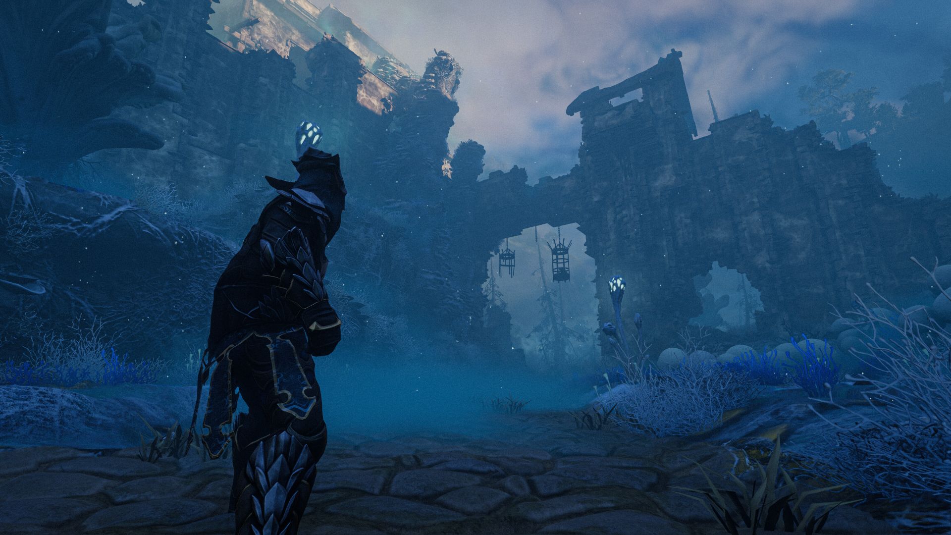 Player standing next to ruins in Enshrouded