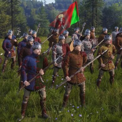 Soldiers carrying weapons in Manor Lords
